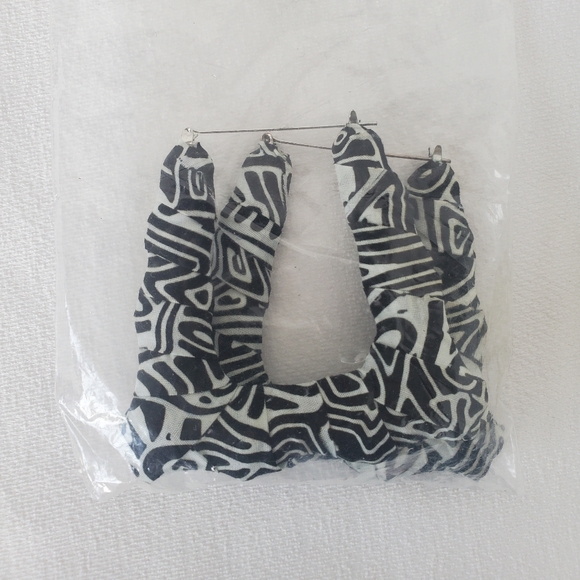 Two Earring Bundle - Picture 4 of 14